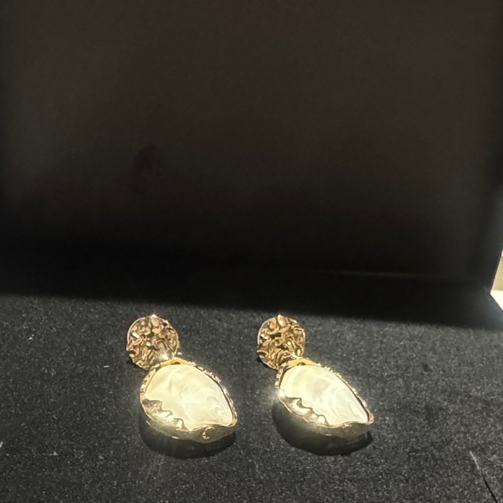 Elegant Gold and Cream Earrings - Picture 2 of 4